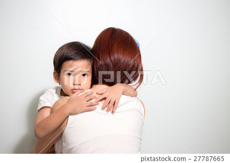 3 years old Asian kid hug his mother isolated 27787665