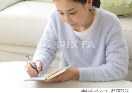 Women who write notes 27787922