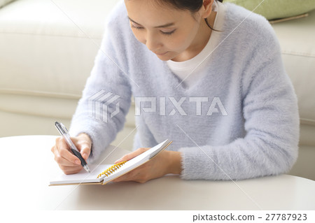 Women who write notes 27787923