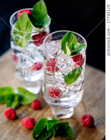 Summer cocktails 27788129
