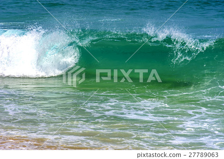 Small wave 27789063