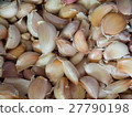 Garlic (Allium sativum) cloves close up  27790198