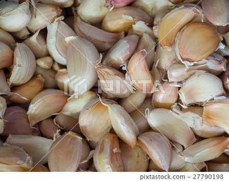 Garlic (Allium sativum) cloves close up Garlic (Allium sativum) cloves close up 27790198