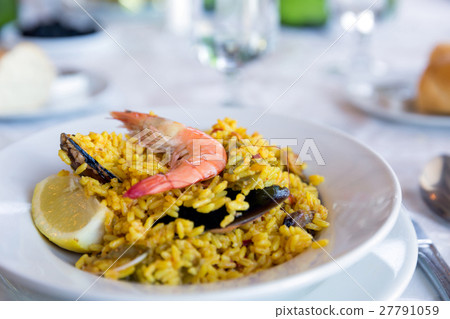 Traditional spanish seafood of Paella 27791059