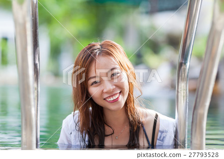 Asian Woman In Hotel Swimming Pool Relaxing Asian Woman In Hotel Swimming Pool Relaxing 27793528