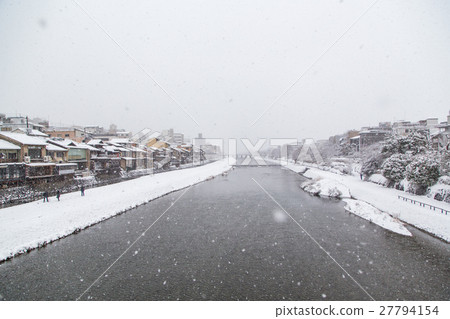 從京都·四條大橋看到的鴨川的雪景 27794154