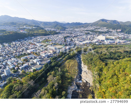 豐平川和住宅區航空照片（南區，札幌市） 27794699