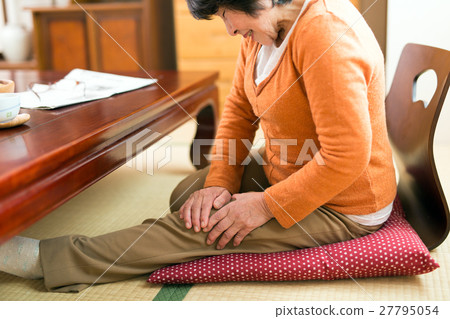 Senior women who have painful and painful knees 27795054