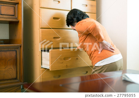 飽受背痛困擾的老年婦女〉 27795055