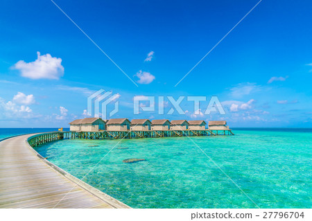 Beautiful water villas in tropical Maldives island . 27796704
