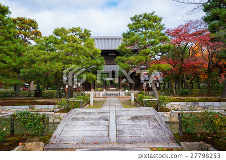 Autumn leaves of Kyoto Kenninji 27798253