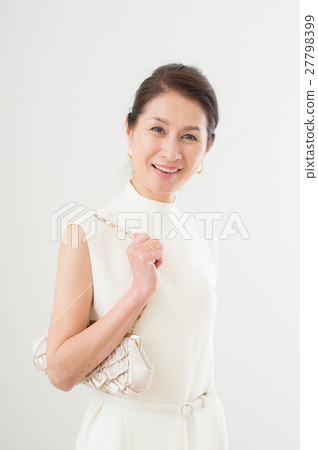 有典雅的微笑的成熟婦女 27798399