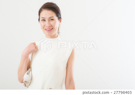 有典雅的微笑的成熟婦女 27798403