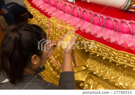 Woman painting buddha statue in gold color Woman painting buddha statue in gold color 27798553