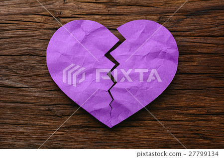 Purple Paper broken heart with on wooden 27799134