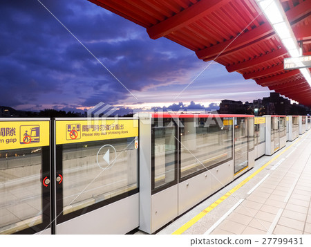 MRT station platform MRT station platform 27799431
