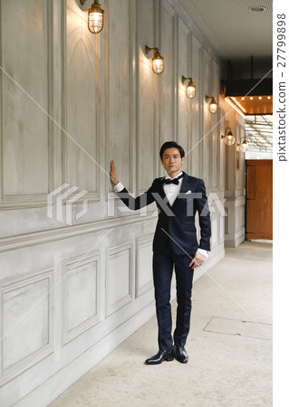 Wedding groom 27799898