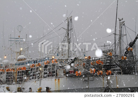 在雪早晨離開前的下雪的縣Sakaiminato漁船 27800291