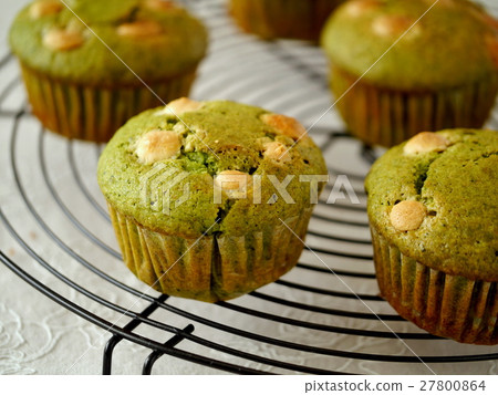 Matcha and white chocolate muffin coarse heat removal (horizontal position) 27800864