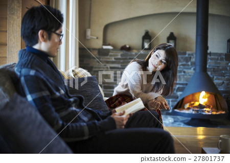 一對夫婦享受假期假期 27801737