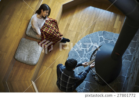 別墅壁爐放鬆的情侶 別墅壁爐放鬆的情侶 27801772