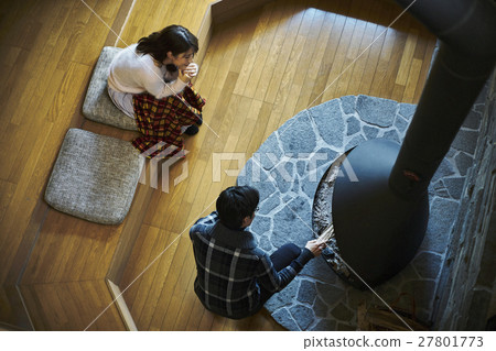 別墅壁爐放鬆的情侶 別墅壁爐放鬆的情侶 27801773