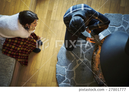 別墅壁爐放鬆的情侶 別墅壁爐放鬆的情侶 27801777