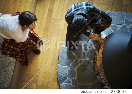 別墅壁爐放鬆的情侶 別墅壁爐放鬆的情侶 27801811