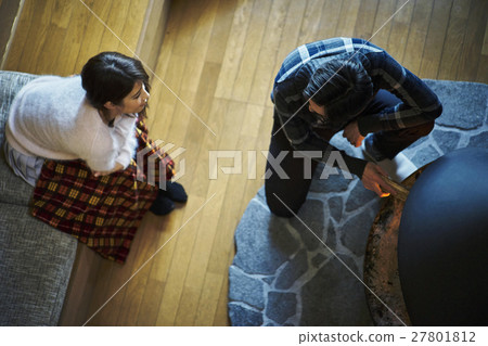 別墅壁爐放鬆的情侶 別墅壁爐放鬆的情侶 27801812