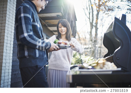 Karuizawa vacation couple preparing for barbecue 27801819