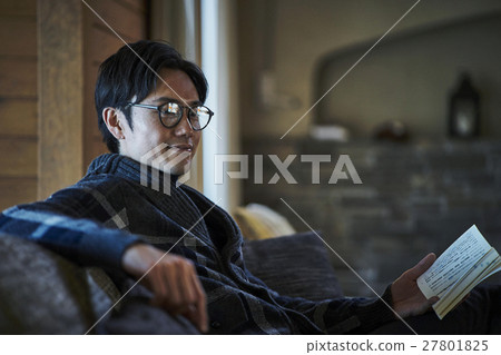 Men spending vacation vacation 27801825