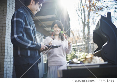 輕井澤假期夫婦為烤肉做準備 27801855