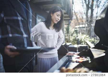 輕井澤假期夫婦為烤肉做準備 輕井澤假期夫婦為烤肉做準備 27801864