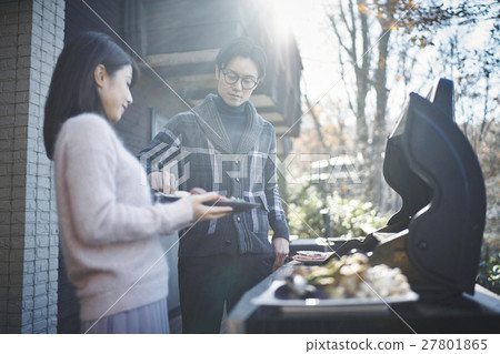 輕井澤假期夫婦為烤肉做準備 輕井澤假期夫婦為烤肉做準備 27801865