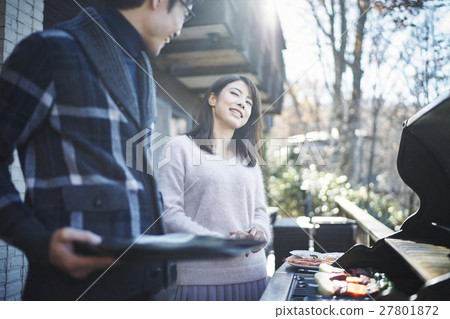 輕井澤假期夫婦為烤肉做準備 輕井澤假期夫婦為烤肉做準備 27801872