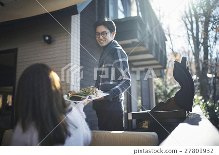 準備輕井澤度假燒烤男女 準備輕井澤度假燒烤男女 27801932