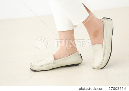 Middle aged woman 27802334