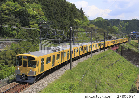 Series 2000 on the Seibu Chichibu Line going through the mountains (Temporary timetable for moss phlox) 27806684