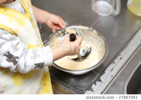 Children's help cooking Children's help cooking 27807091