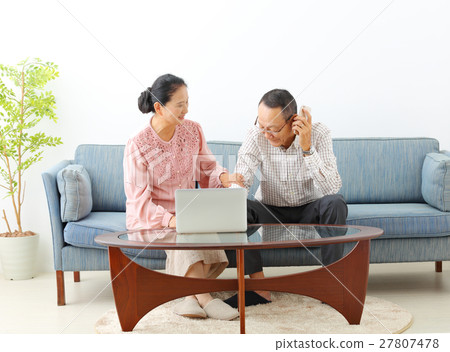 Computer senior couple 27807478