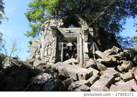 睡覺在密林吳哥廢墟小組柬埔寨的古廟塔 睡覺在密林吳哥廢墟小組柬埔寨的古廟塔 27808171