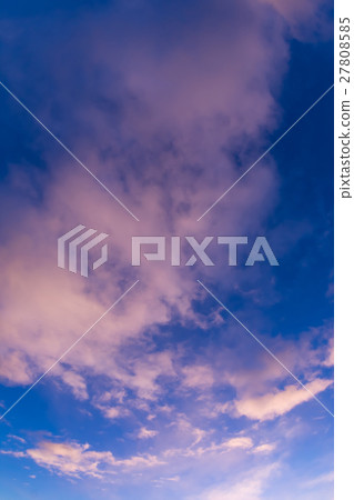 一月的天空和雲彩（垂直） 27808585