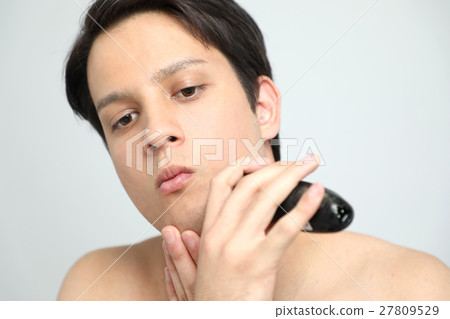 用電動剃須刀剃掉的男性 27809529