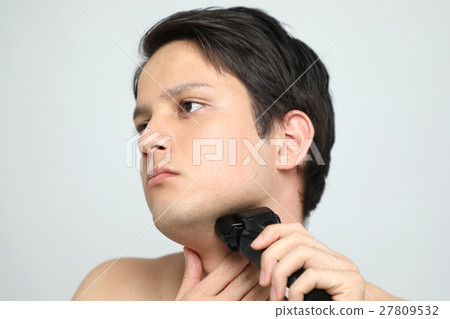 用電動剃須刀剃掉的男性 27809532