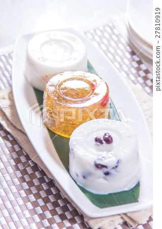chinese dessert cake 27810919