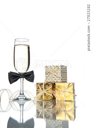 champagne, gift and ribbon, celebration holiday 27815282