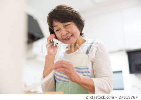 資深婦女談話在電話 資深婦女談話在電話 27815767