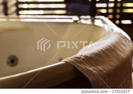 empty hot tub 27815817