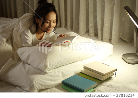 A girl who reads in futon 27816234