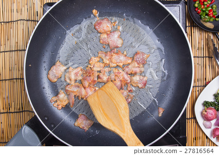 Chef stir fried bacon in the pan Chef stir fried bacon in the pan 27816564